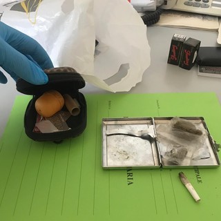 Loano, fuma una “canna” in sella allo scooter: tradito dall'odore, denunciato dalla municipale