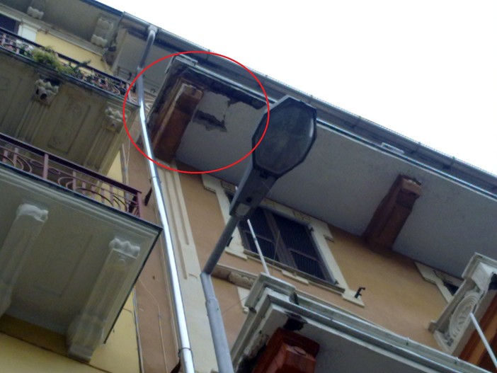 Savona: piovono calcinacci. Ancora e di nuovo Savona: piovono calcinacci. Ancora e di nuovo