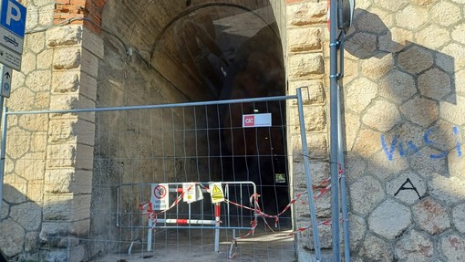 Cade un pezzo di cemento dal sottopasso pedonale ad Albisola: ordinanza di chiusura tra via Sisto IV e via Paolo Vi