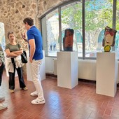Galerie Les Arcades la mostra Sous le soleil d’Antibes. Sotto il titolo il figlio dell'artista all'inaugurazione della mostra. Fotografie di Silvia Assin