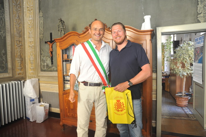 "Premio Fedeltà" per un affezionato frequentatore tedesco di Finale Ligure "Premio Fedeltà" per un affezionato frequentatore tedesco di Finale Ligure