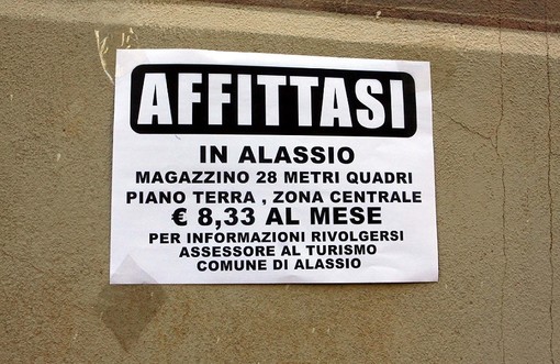 "Affittasi magazzino in centro ad 8 euro al mese, rivolgersi assessore al turismo": Alassio tappezzata di manifesti ironici