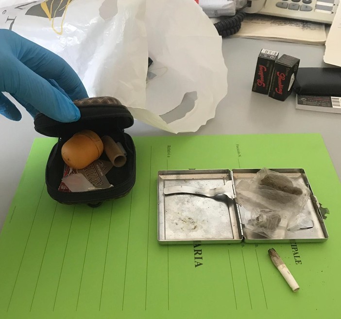 Loano, fuma una “canna” in sella allo scooter: tradito dall'odore, denunciato dalla municipale Loano, fuma una “canna” in sella allo scooter: tradito dall'odore, denunciato dalla municipale