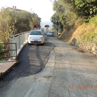 I lavori di ripristino del ciglio stradale di via alla Fontana