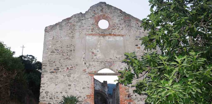 A Legino la processione verso la "chiesa senza tetto"