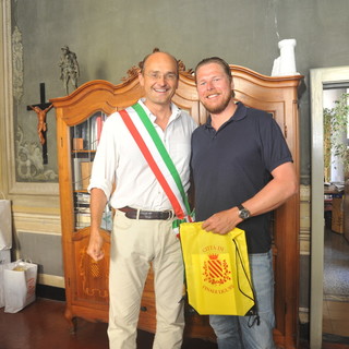 "Premio Fedeltà" per un affezionato frequentatore tedesco di Finale Ligure