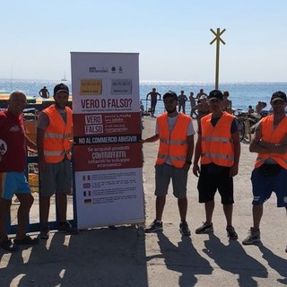 Spiagge Sicure, a Loano arrivano i pannelli anti-merce contraffatta. E continuano i sequestri