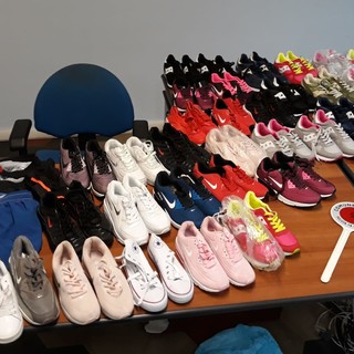 Loano, due venditori di merce contraffatta fermati dalla municipale