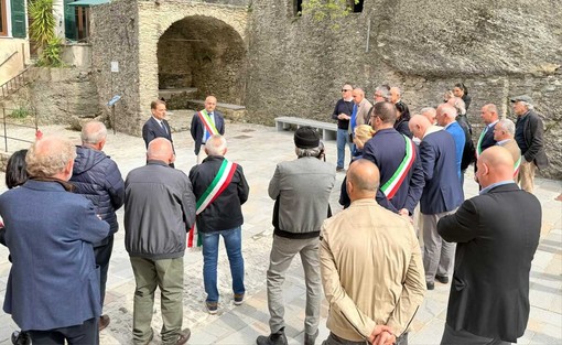 Castelvecchio di Rocca Barbena e rigenerazione urbana, l'assessore regionale Scajola inaugura Piazza della Torre