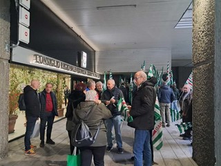 Le proteste durante il consiglio regionale sulla riforma sanitaria