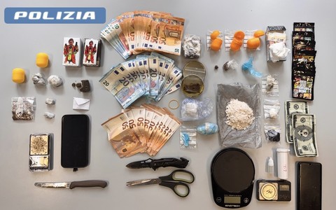 Bazar dello spaccio, la squadra mobile arresta due uomini: quattro gli etti di droga sequestrata