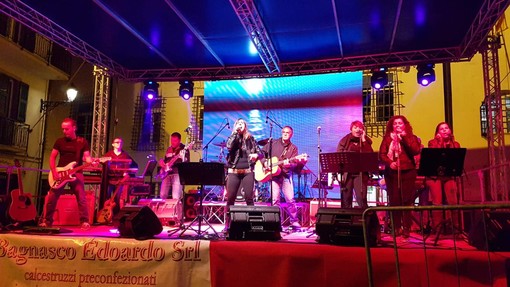 Solidarietà e musica: i Babilonia e i New Trolls insieme per il concerto natalizio al Chiabrera