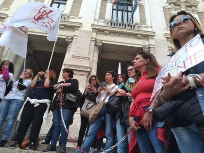 Nella foto: un momento di una precedente manifestazione delle maestre