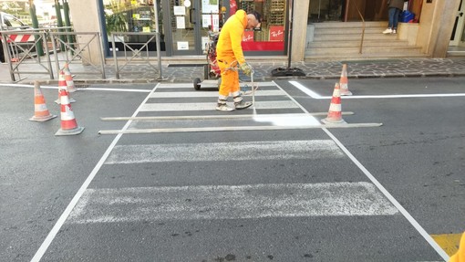 Alassio, iniziati i lavori di restyling della segnaletica per una maggiore sicurezza in città Alassio, iniziati i lavori di restyling della segnaletica per una maggiore sicurezza in città