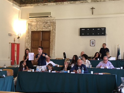 Savona, il Consiglio comunale dei ragazzi apre la seduta dei “grandi”: presentati i progetti per la città (FOTO) Savona, il Consiglio comunale dei ragazzi apre la seduta dei “grandi”: presentati i progetti per la città (FOTO)
