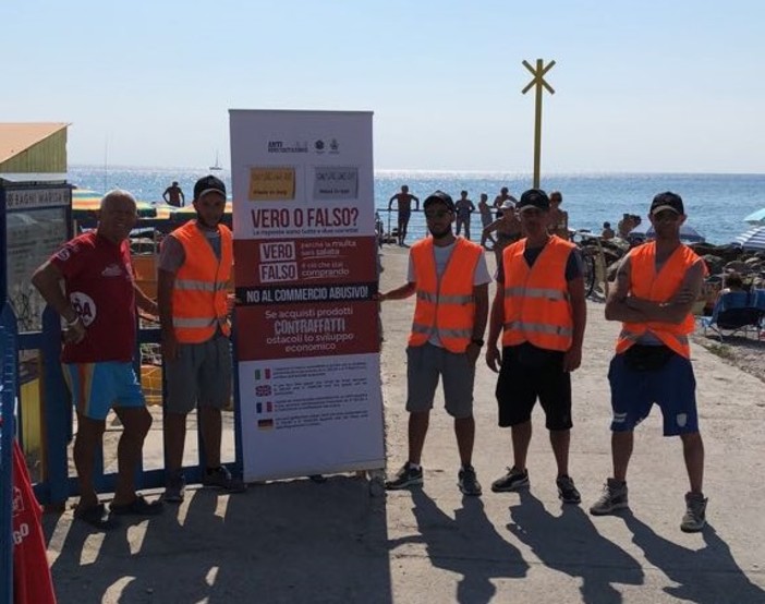 Spiagge Sicure, a Loano arrivano i pannelli anti-merce contraffatta. E continuano i sequestri