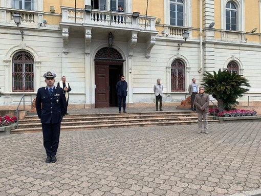 Covid-19: un minuto di silenzio per le vittime e per gli eroi anche ad Alassio (FOTO)