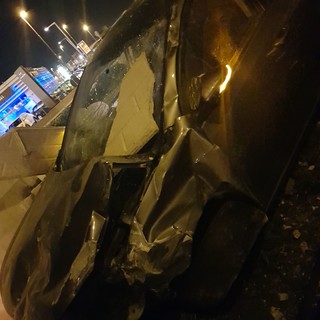 Savona, auto sbanda e abbatte il muro della ferrovia (FOTO)