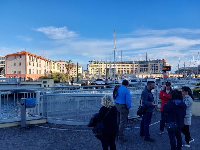 Savona, nuovamente guasto il ponte Pertini della Darsena: cittadini in coda (FOTO) Savona, nuovamente guasto il ponte Pertini della Darsena: cittadini in coda (FOTO)