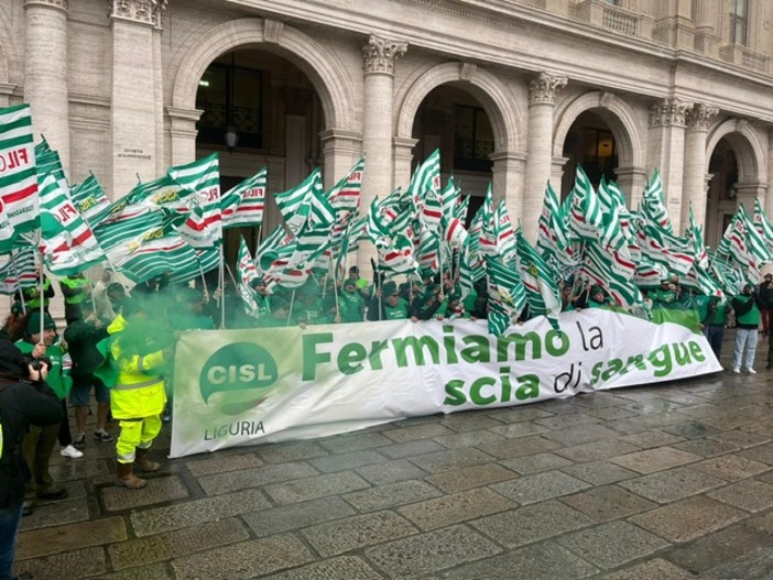 Sicurezza sul lavoro, a Genova in 500 in piazza De Ferrari. La Cisl: "Un patto tra istituzioni, Governo, sindacato e aziende"