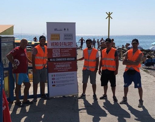 Spiagge Sicure, a Loano arrivano i pannelli anti-merce contraffatta. E continuano i sequestri