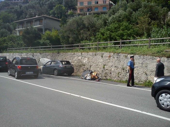 Noli: in fiamme un auto lungo l'Aurelia al km 587 (aggiornamento) Noli: in fiamme un auto lungo l'Aurelia al km 587 (aggiornamento)