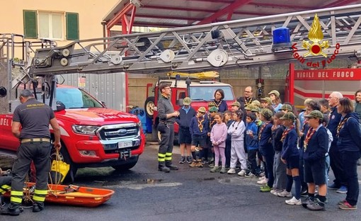 Gli scout in visita ai Vigili del Fuoco di Albenga: spettacolare esercitazione con l’autoscala Gli scout in visita ai Vigili del Fuoco di Albenga: spettacolare esercitazione con l’autoscala