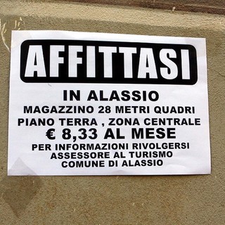 "Affittasi magazzino in centro ad 8 euro al mese, rivolgersi assessore al turismo": Alassio tappezzata di manifesti ironici