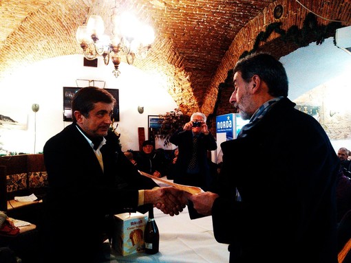 Colpo di scena a Pietra Ligure: il sindaco Valeriani "accetta la sfida" e si presenta al Confuochino di Carrara (FOTO e VIDEO) Colpo di scena a Pietra Ligure: il sindaco Valeriani "accetta la sfida" e si presenta al Confuochino di Carrara (FOTO e VIDEO)