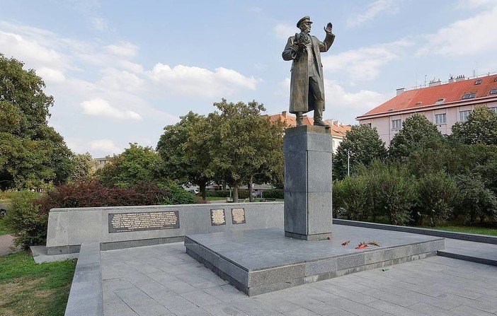 Continua l’opera di bianchetto sulla storia russofoba. Abbattuta la statua del liberatore Konev a Praga Continua l’opera di bianchetto sulla storia russofoba. Abbattuta la statua del liberatore Konev a Praga