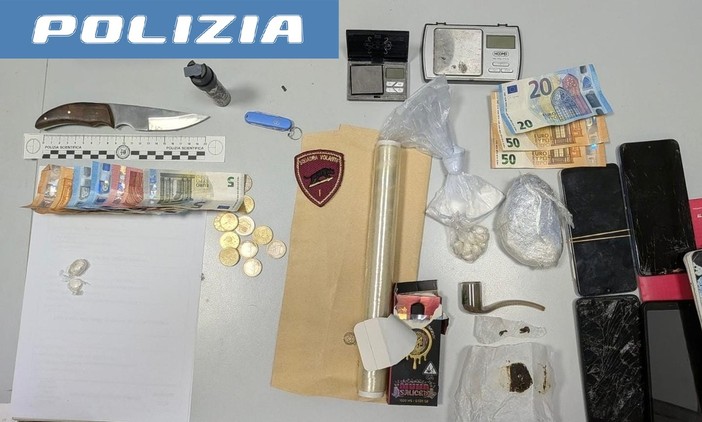 Savona, in fuga dalla Polizia getta un coltello: in casa oltre 100 grammi di cocaina