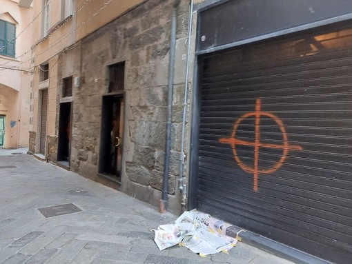 Savona, scritte antisemite in via Pia, il sindaco Russo: “Atto intollerabile, offesa la cultura democratica, antifascista e antirazzista della città”