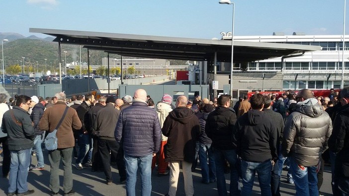 Piaggio Aerospace, Paita, De Vincenzi e Lunardon: "Grave decisione dell'azienda di avviare procedure di licenziamento" Piaggio Aerospace, Paita, De Vincenzi e Lunardon: "Grave decisione dell'azienda di avviare procedure di licenziamento"