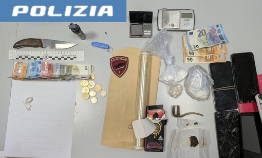 Savona, in fuga dalla Polizia getta un coltello: in casa oltre 100 grammi di cocaina Savona, in fuga dalla Polizia getta un coltello: in casa oltre 100 grammi di cocaina
