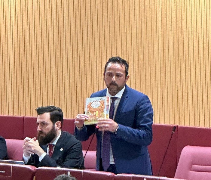 La riforma sanitaria in Consiglio regionale. Sanna (Pd) regala al presidente Bucci il libro &quot;La fabbrica delle fiabe&quot;