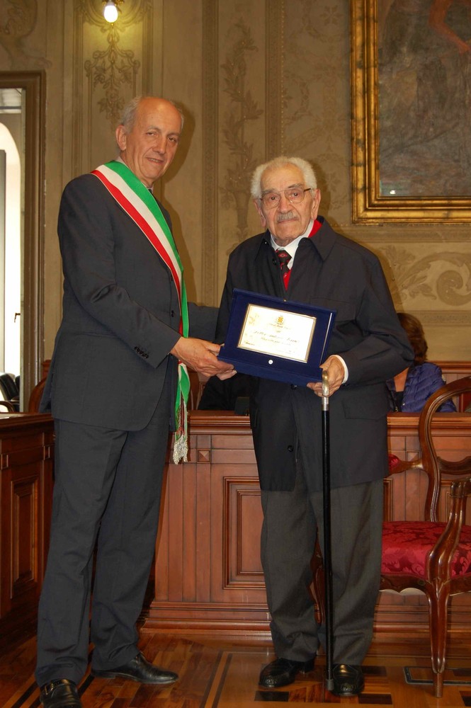 Antonio Serrato premiato a "Una vita per Finale 2012" Antonio Serrato premiato a "Una vita per Finale 2012"