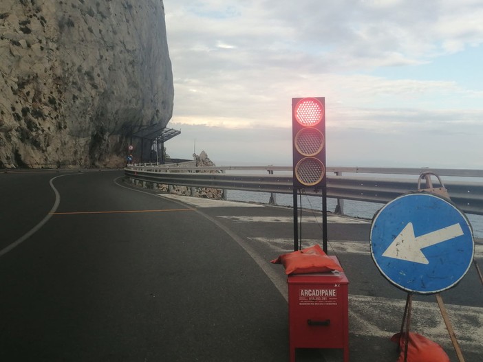 Torna il cantiere a Capo Noli: tra novembre e dicembre un mese con senso unico alternato Torna il cantiere a Capo Noli: tra novembre e dicembre un mese con senso unico alternato