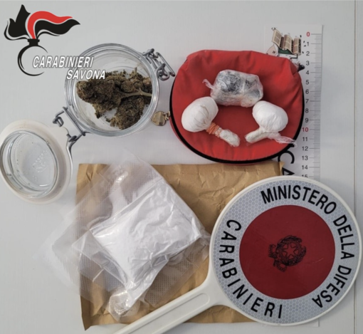 35enne troppo agitato durante un controllo stradale: aveva nel marsupio 100 grammi di cocaina