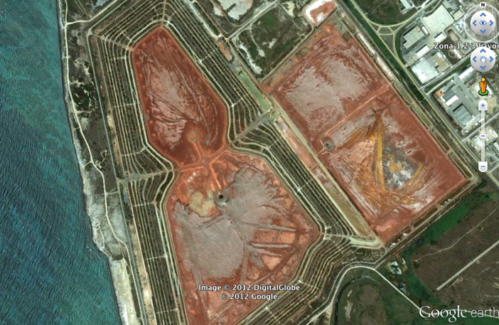 Alcoa: operai si gettano in mare per impedire l'attracco dei traghetti