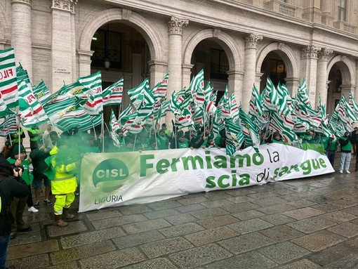 Sicurezza sul lavoro, a Genova in 500 in piazza De Ferrari. La Cisl: "Un patto tra istituzioni, Governo, sindacato e aziende"