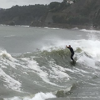Surfisti sfidano l'allerta meteo ad Albissola Marina e Finale (FOTO e VIDEO)