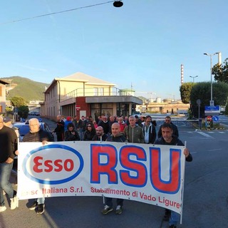 Licenziamenti alla Esso di Vado, Pasa (Cgil) sferza la politica: "Non hanno mosso un dito, completamente incapaci di gestire qualsiasi vertenza industriale" Licenziamenti alla Esso di Vado, Pasa (Cgil) sferza la politica: "Non hanno mosso un dito, completamente incapaci di gestire qualsiasi vertenza industriale"