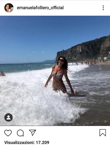 La "sirenetta" Emanuela Folliero tra le onde di Finale Ligure La "sirenetta" Emanuela Folliero tra le onde di Finale Ligure