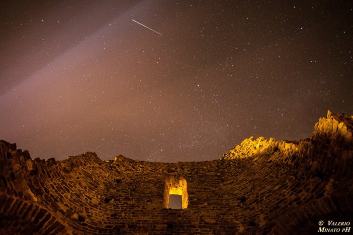 Sacra di San Michele sotto le stelle (foto di Valerio Minato)