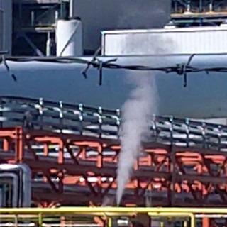 Tanti modi per festeggiare il primo maggio: strani sbuffi dalla centrale Tirreno Power (filmato Savonanews)