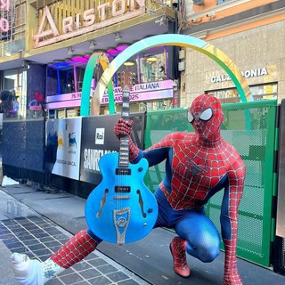 Una chitarra autografata dai cantanti del Festival per un aiuto alle malattie congenite cardiovascolari: Spiderman Villardita in missione
