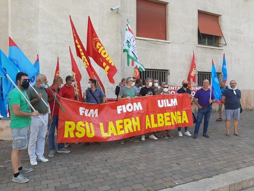 Savona, presidio dei lavoratori di LaerH di Albenga davanti alla Prefettura. I sindacati: "A settembre rischiano di rimanere senza ammortizzatori sociali e senza lavoro"