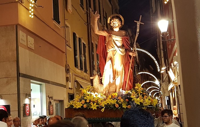In foto la statua di San Giovanni Battista portata in processione In foto la statua di San Giovanni Battista portata in processione