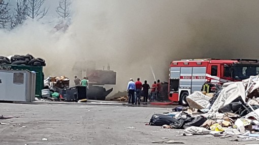 Incendio alla SARR di Cenesi. Il sindaco Niero: "Esigo risposte" (FOTO e VIDEO)