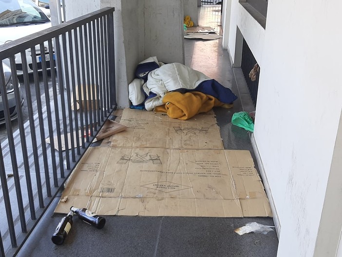 Savona, sporcizia e degrado nei pressi del palazzo della Provincia (FOTO) Savona, sporcizia e degrado nei pressi del palazzo della Provincia (FOTO)